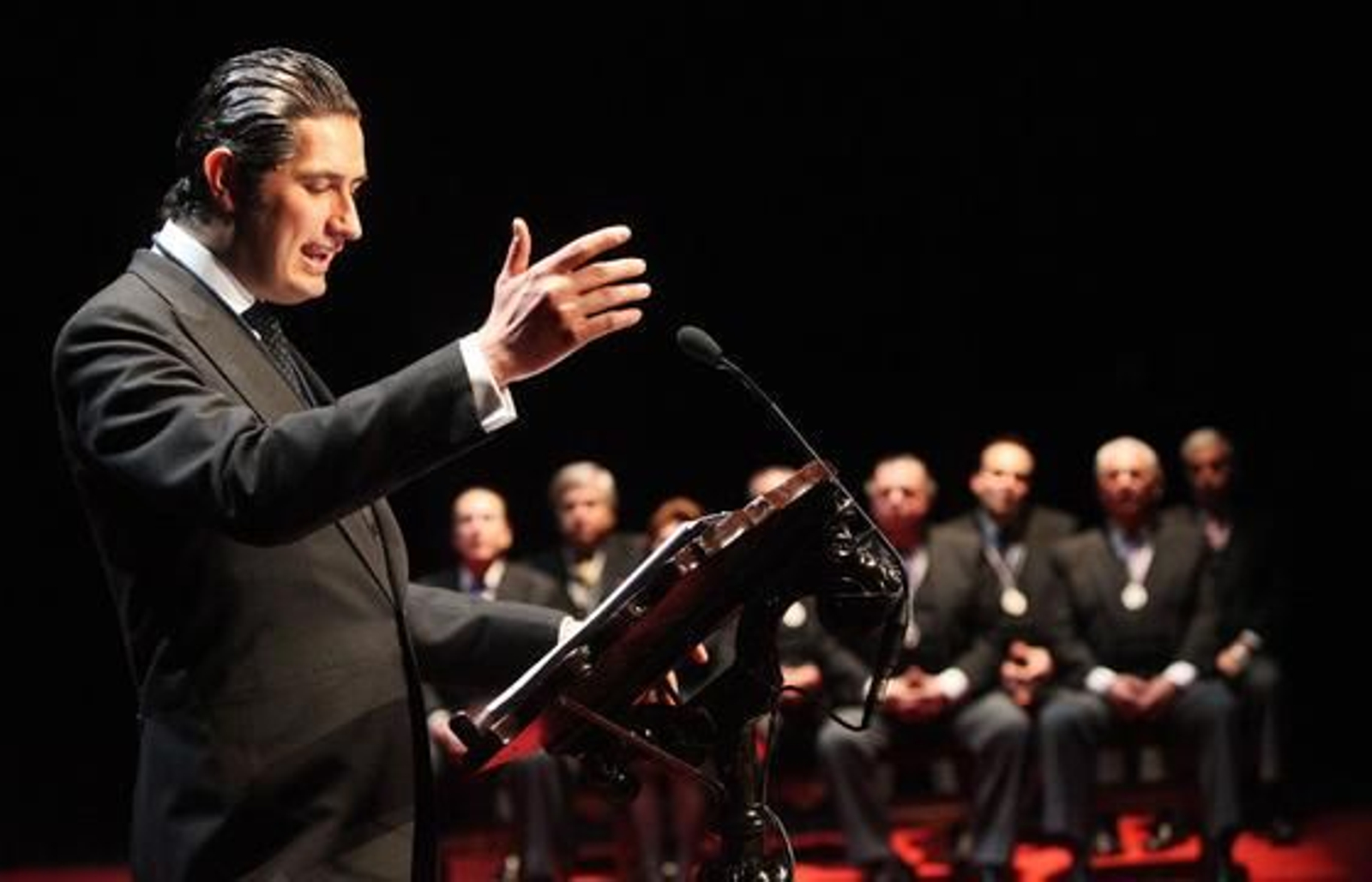 José Antonio Zarzana en pleno pregón con los consejeros de la Unión de Hermandades al fondo. 

Foto: Vanesa Lobo