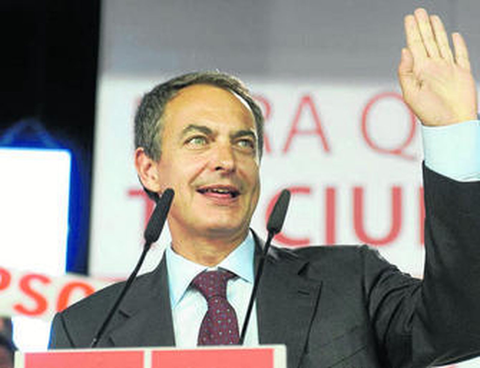 Zapatero saluda en el mitin de ayer en León, el primero de los diez que ofrecerá en la campaña.