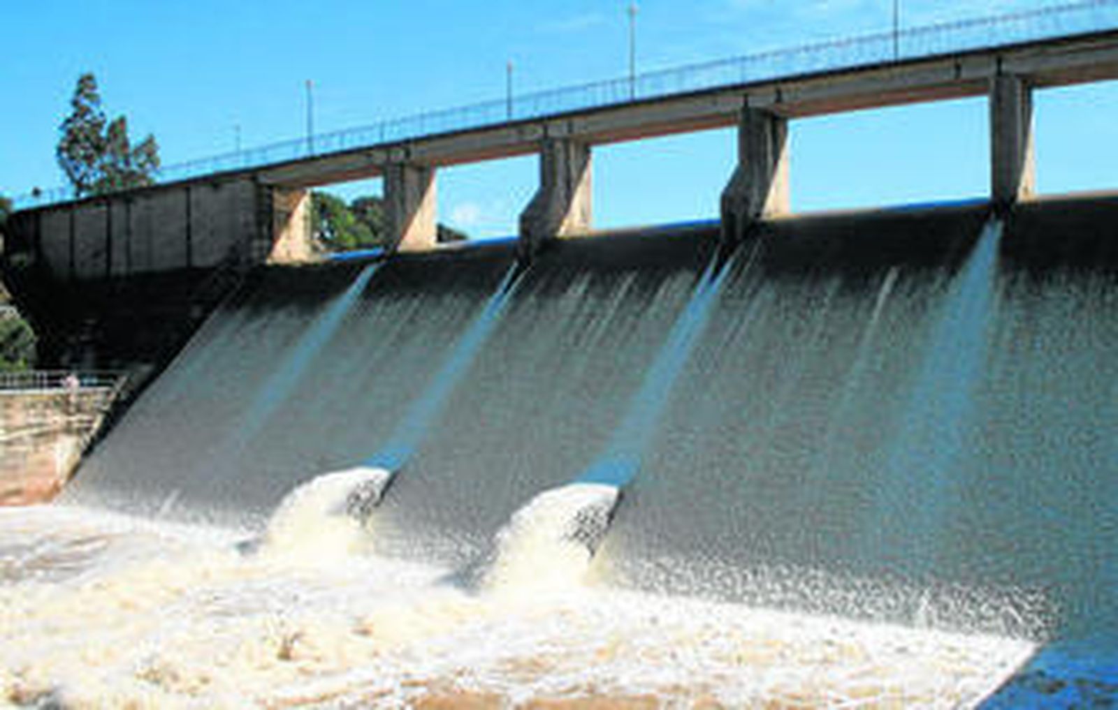 Presa del Celemín en pleno desembalse el pasado viernes.