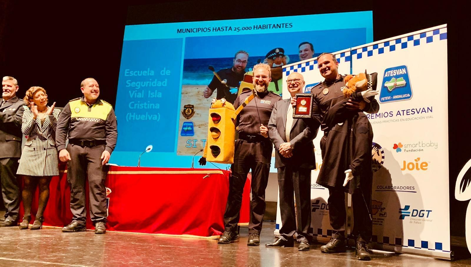 Los policías locales isleños Carlos Ruiz y Jesús Lima posan con las marionetas Petronilo y Lucio y con el fiscal de Seguridad Vial de Andalucía.