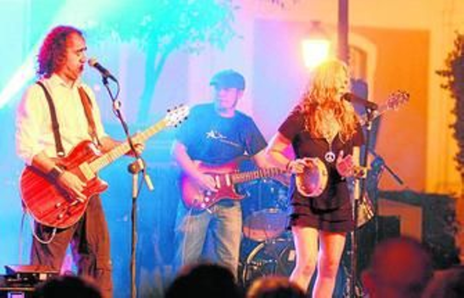 El grupo compuesto por Teo Cardalda y María Monsonis, en una actuación en la plaza de la Merced.