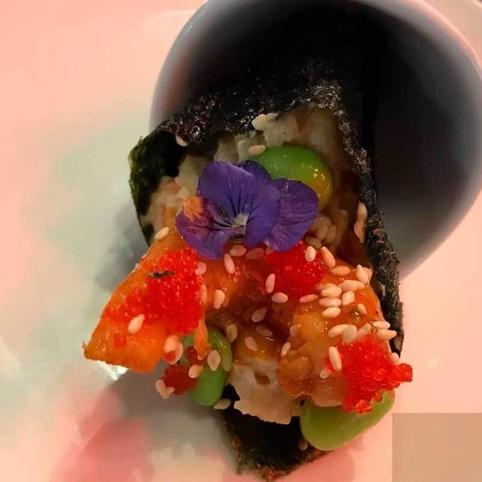 Ensaladilla rusa estilo japonés, dentro de alga nori y con langostino al kimchi