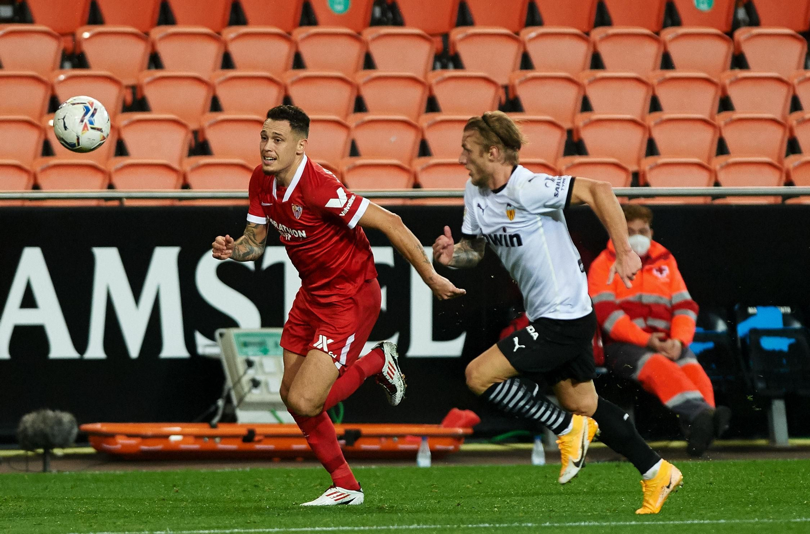 Ocampos corre tras un balón largo junto a Wass.