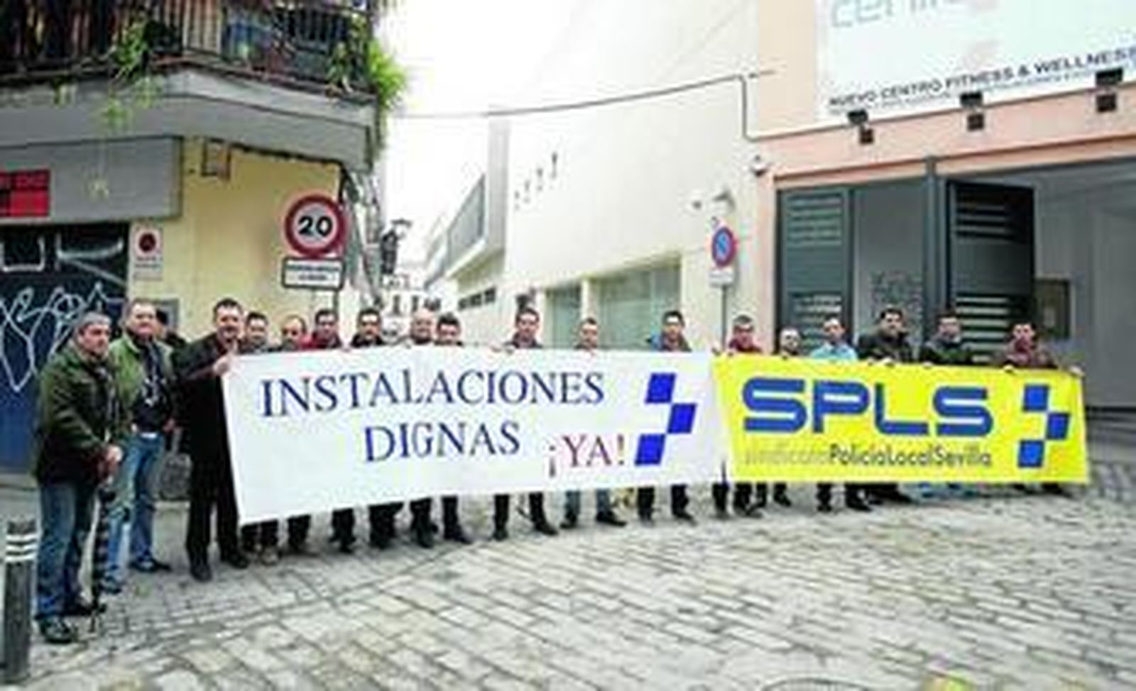 Los miembros del Sindicato de la Policía Local de Sevilla (SPLS) se concentran ante la sede de la calle Crédito, el pasado jueves.
