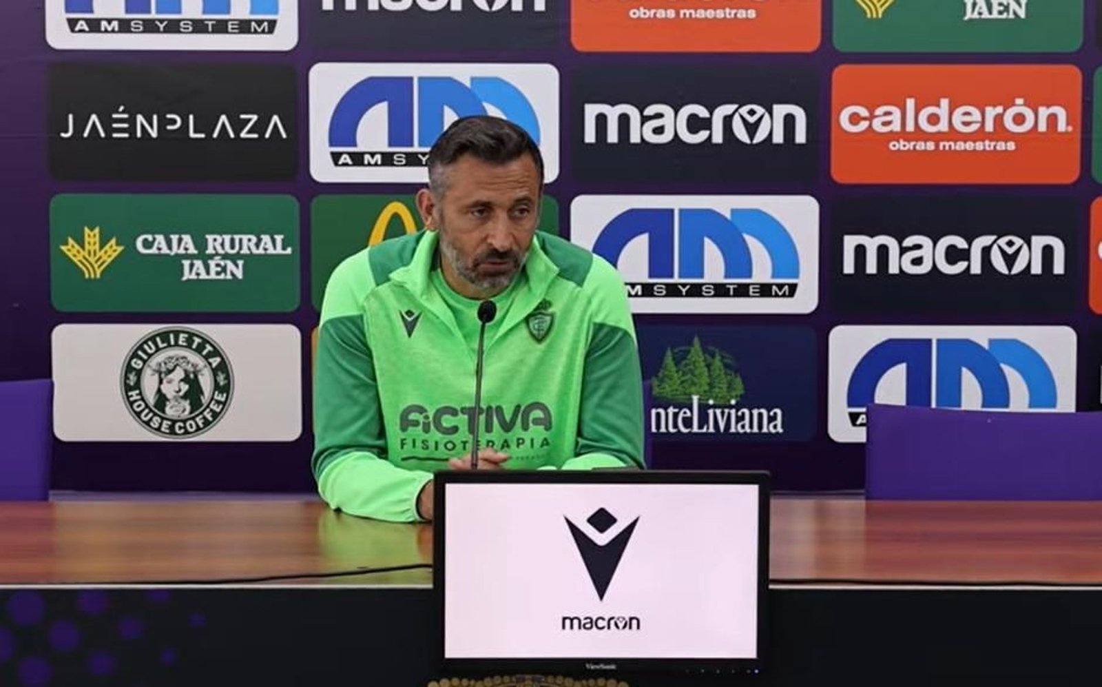 Manolo Herrero atiende a los medios de comunicación en la previa ante el FC Málaga City.