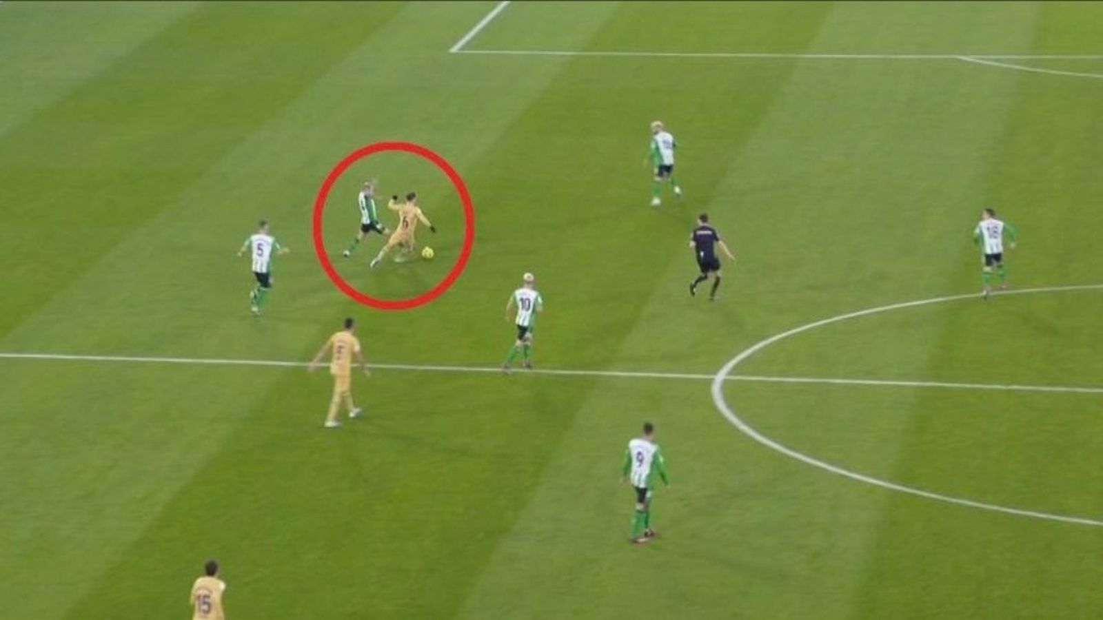 Fotograma del lugar de la falta que señala el árbitro en el Betis-Barcelona