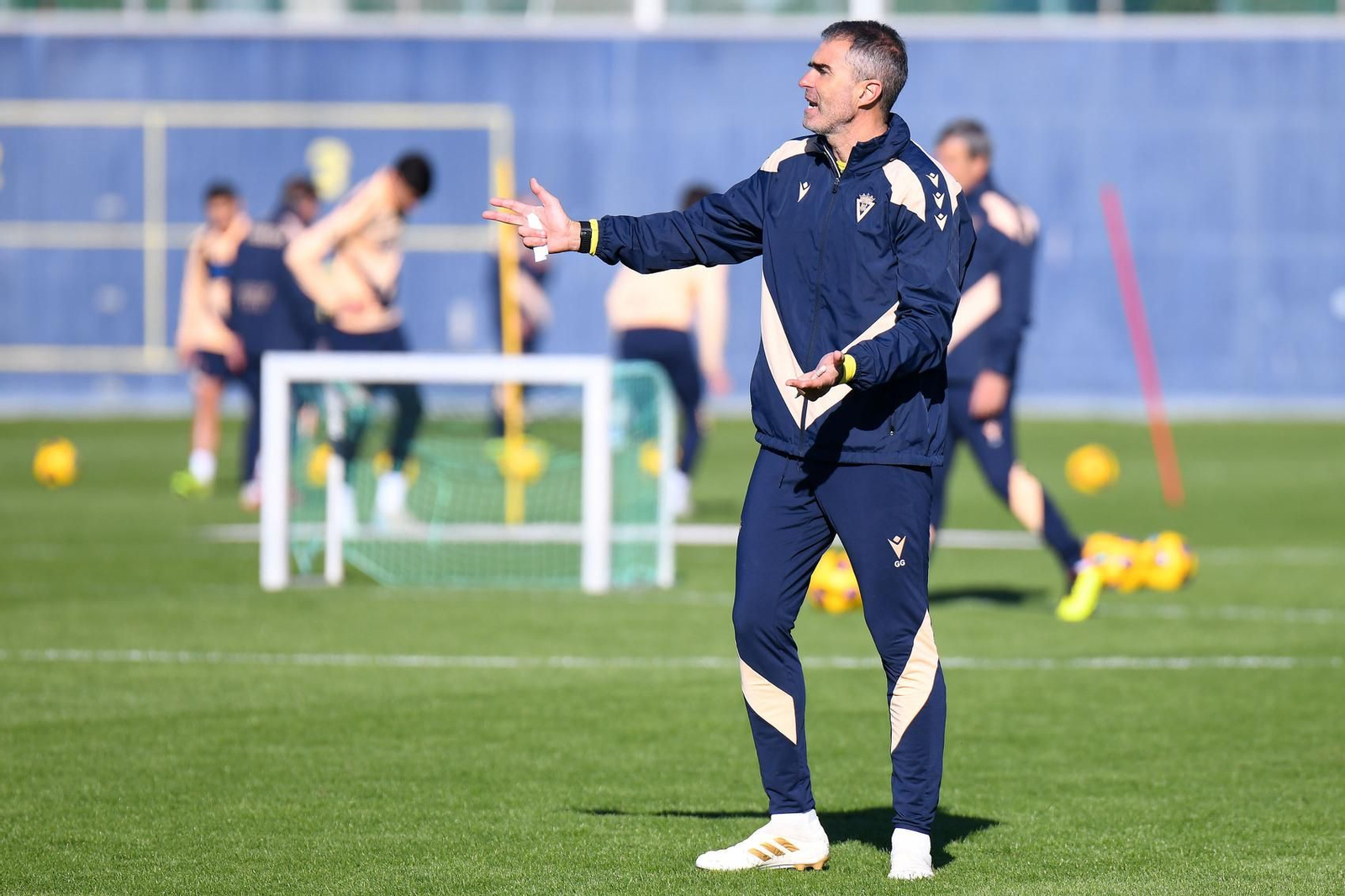 Gaizka Garitano, dando algunas indicaciones en el entreno de este martes. Gaizka Garitano, dando algunas indicaciones en el entreno de este martes.