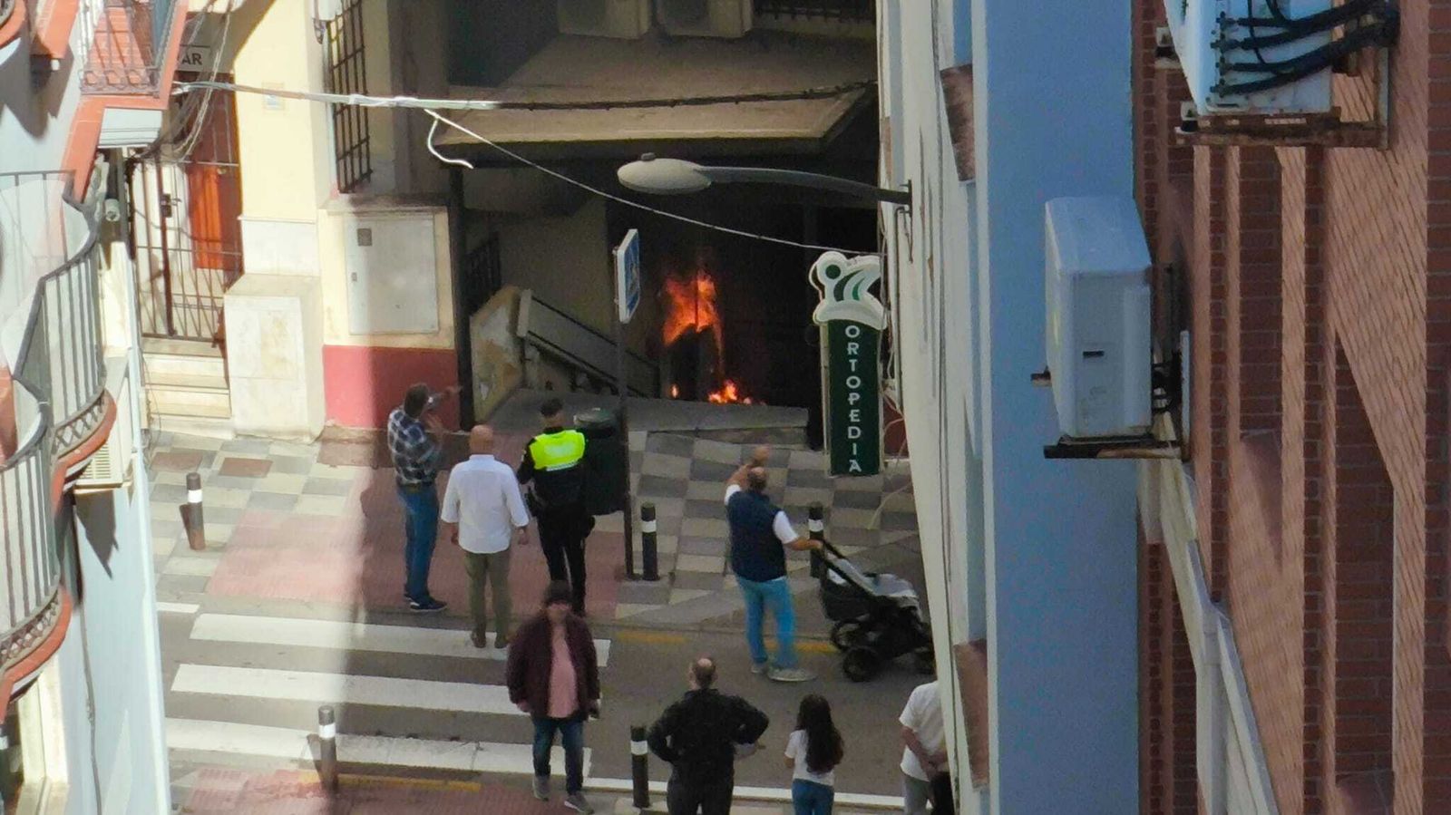 Incendio en el número 11 de la calle Muro de Algeciras, este sábado.