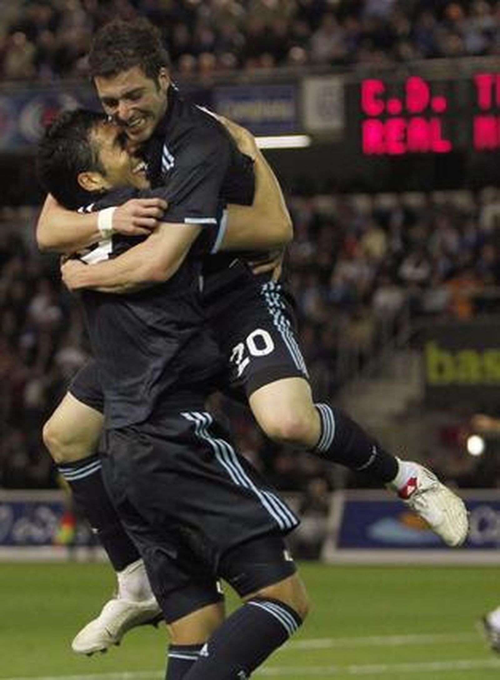 Los de Pellegrini golean al Tenerife en el Heleliodoro Rodríguez López con goles de Higuaín (dos), Kaká, Ronaldo y Raúl. / AFP · EFE · Reuters