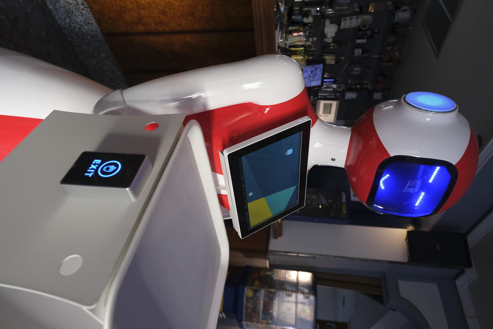 Fotogalería de Herbelita, la robot camarera de El Alquián.