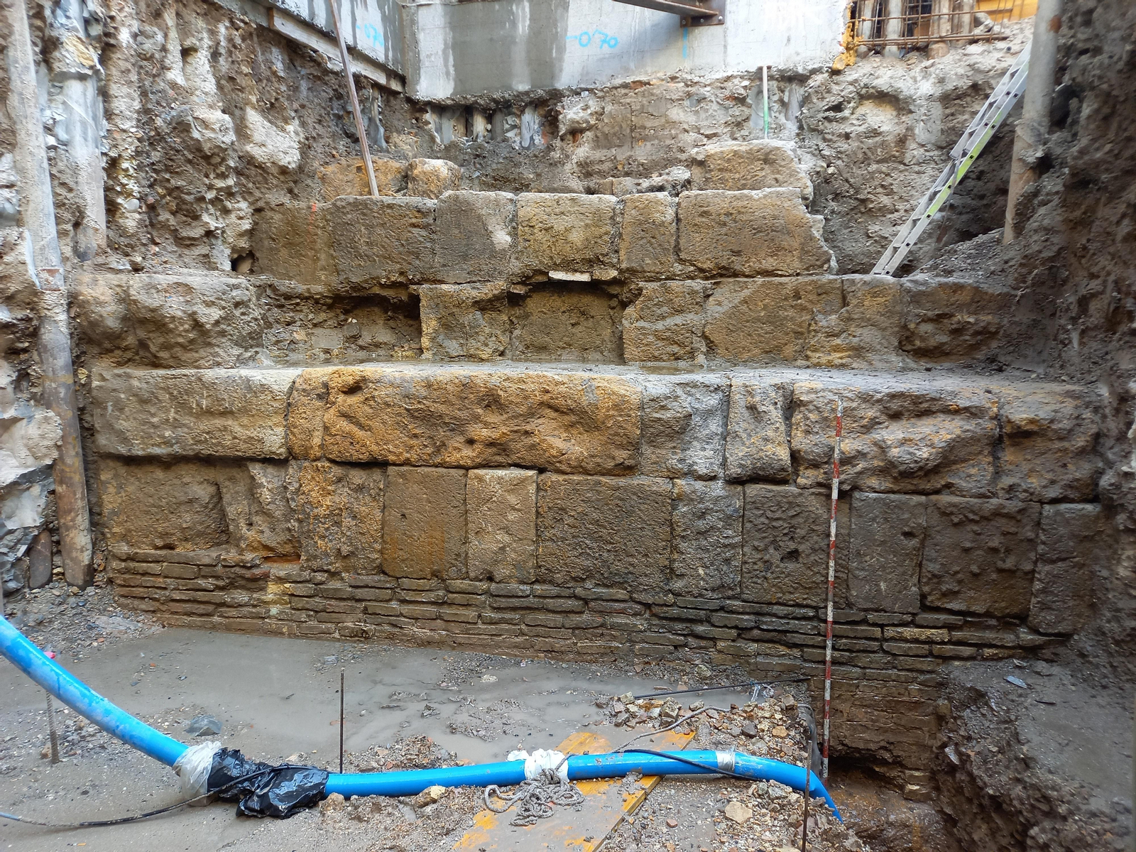 Abajo, parte superior del cimiento. Los ladrillos marcan nivel de suelo exterior.