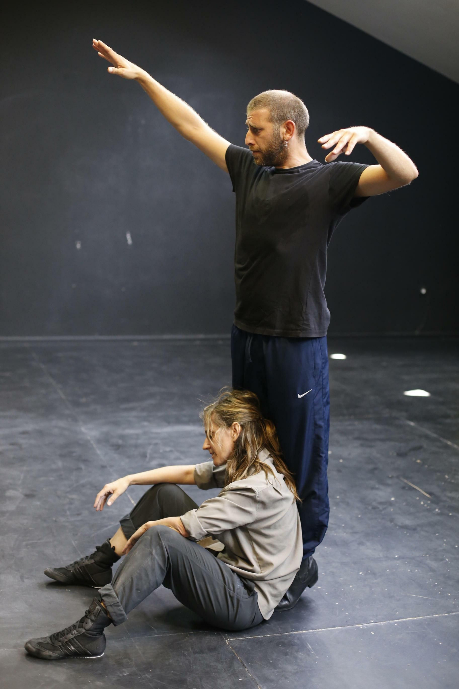 Cabeza de Vaca (sentada) y Harana en otro momento del espectáculo.