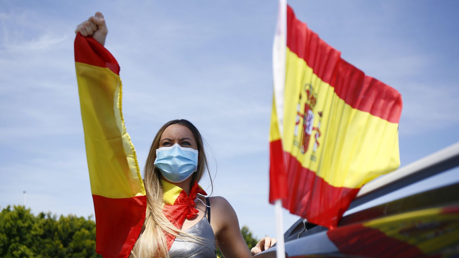 Una de las participantes muestra la bandera española.