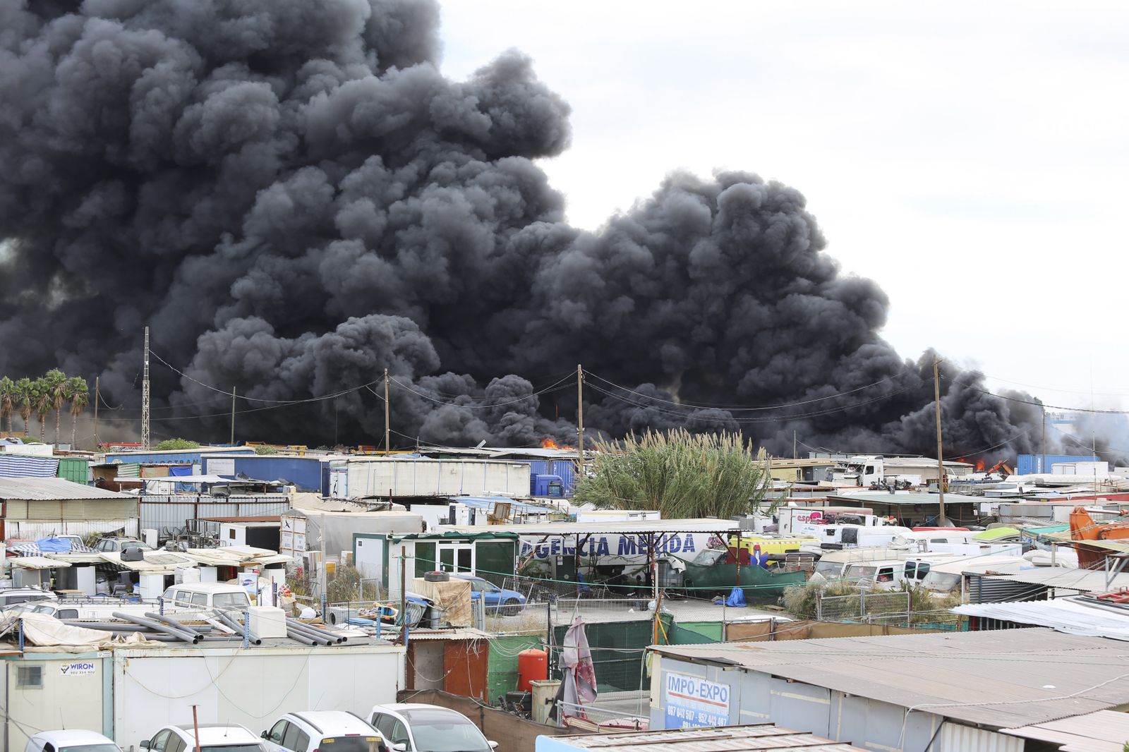 Fotos del incendio de varios vehículos en un aparcamiento de caravanas del polígono Guadalhorce