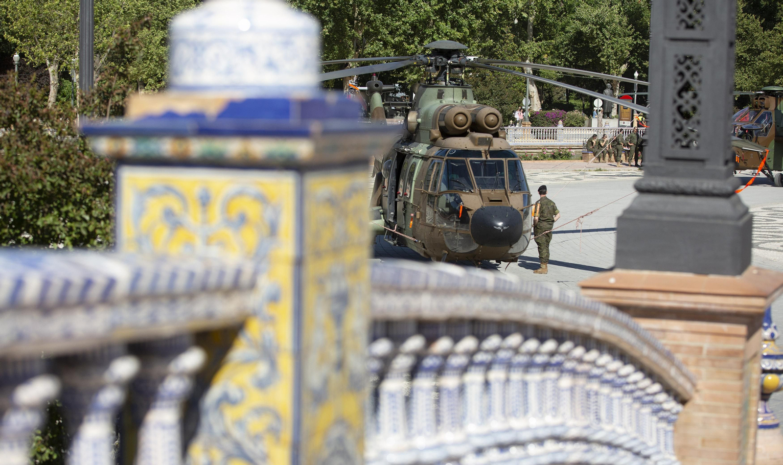 Montaje de la Exposición Estática de las Fuerzas Armadas en el parque de María Luisa