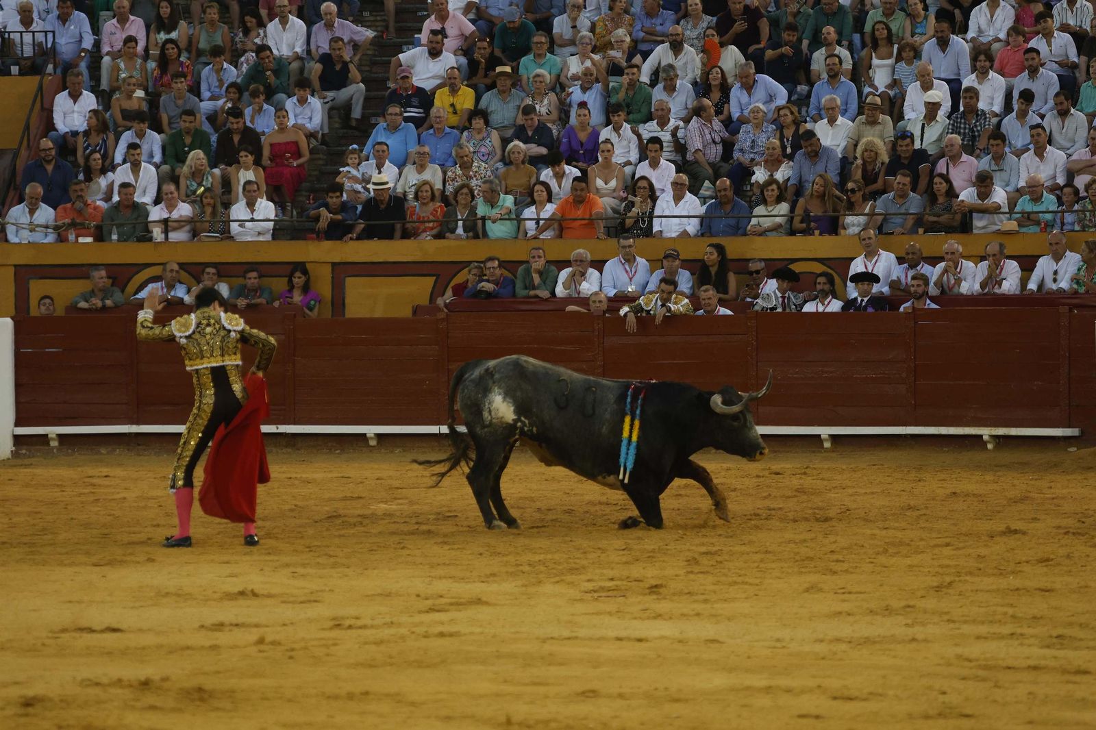 Una decepcionante corrida de Miura con Esaú Fernández a hombros cierra Algeciras