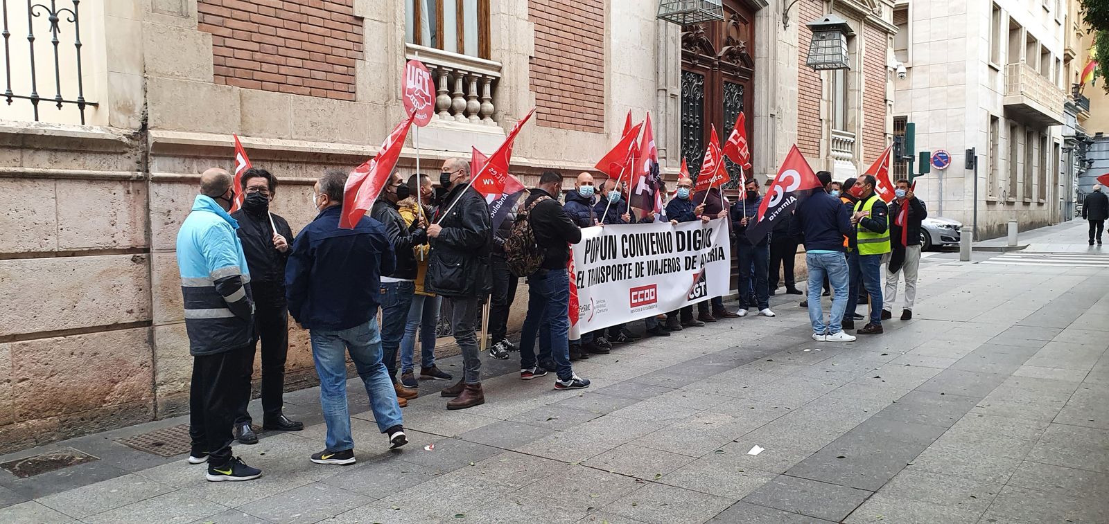 Última movilización de ayer previa a la última reunión en las puertas de la Delegación de Gobierno de la Junta.