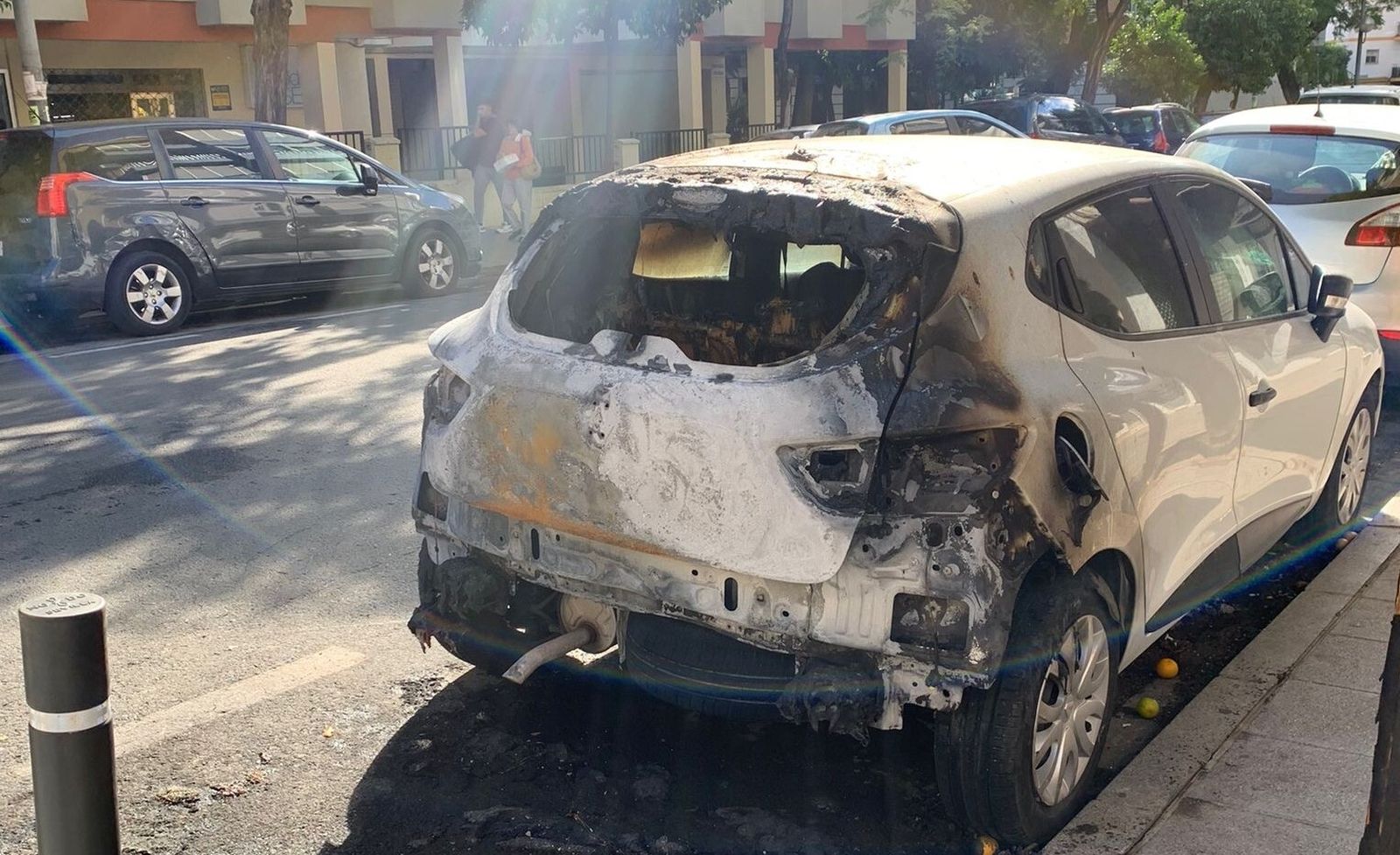 Uno de los vehículos incendiados en Nervión este fin de semana.