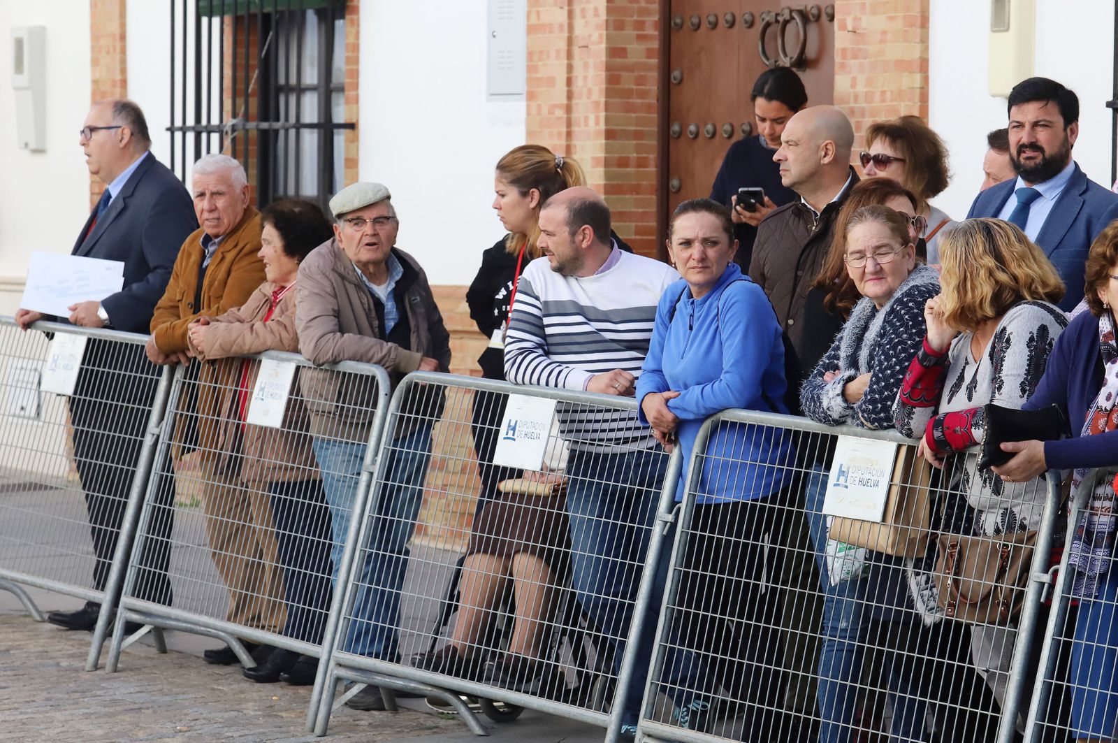 Imágenes de Don Felipe y Doña Letizia arropados por el cariño de los almonteños