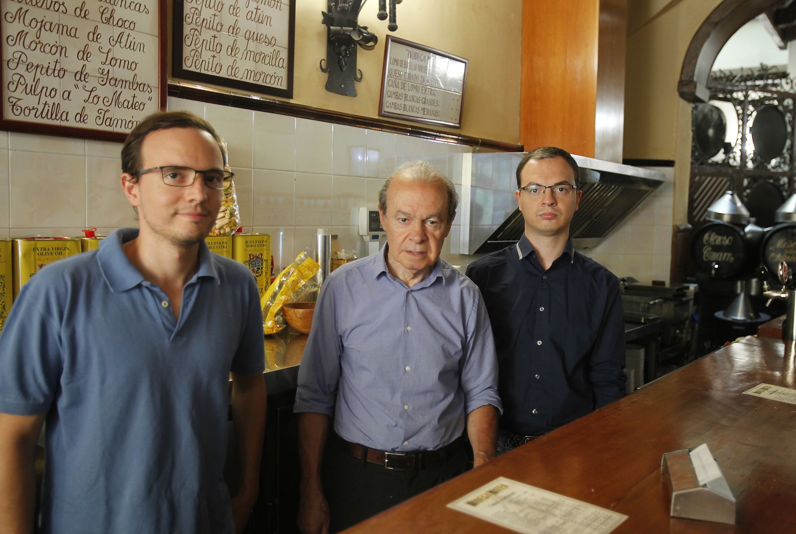 Mateo Ruiz, con sus hijos Raúl (izquierda) y Roberto (derecha).