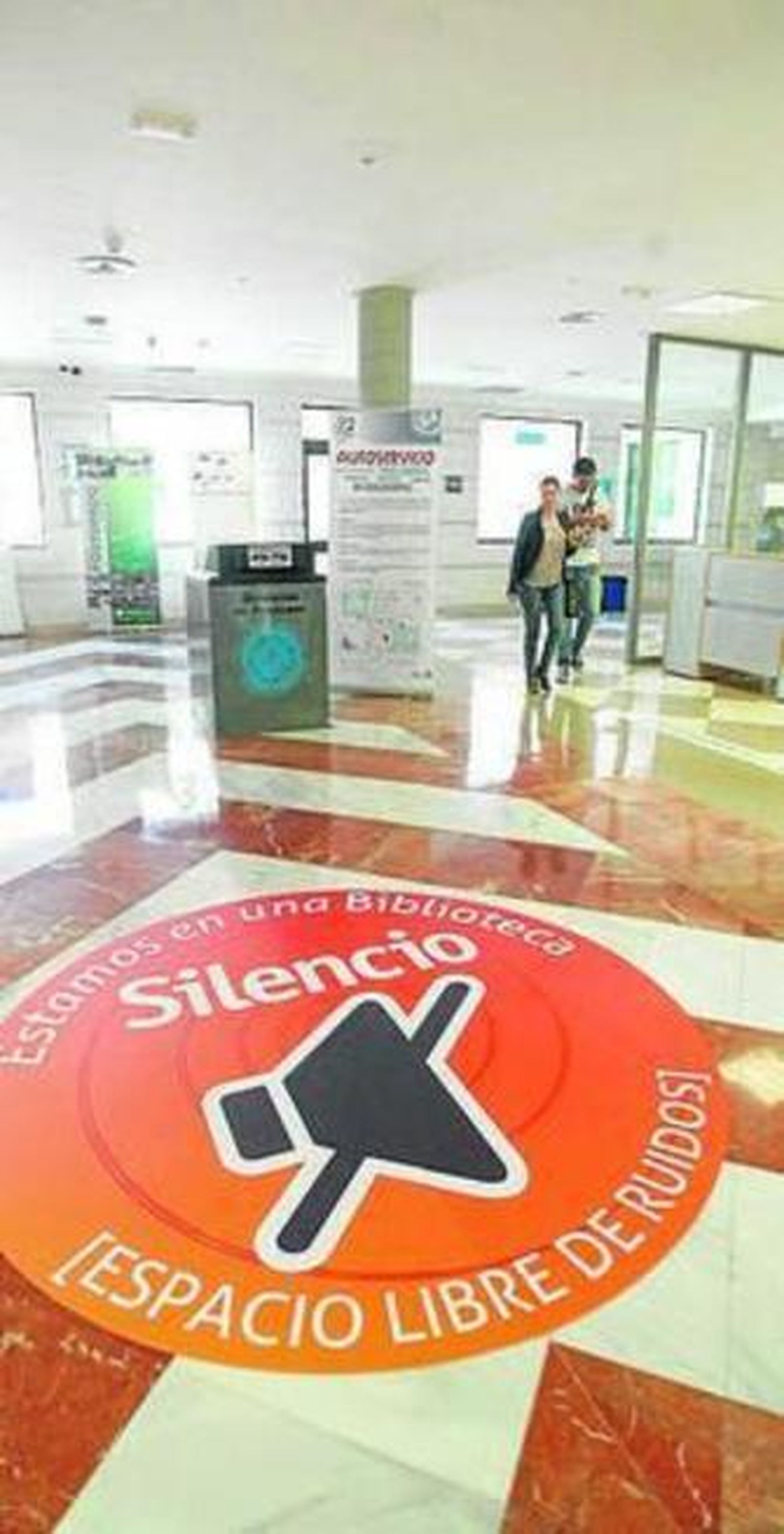 Cartel pidiendo silencio en el hall.