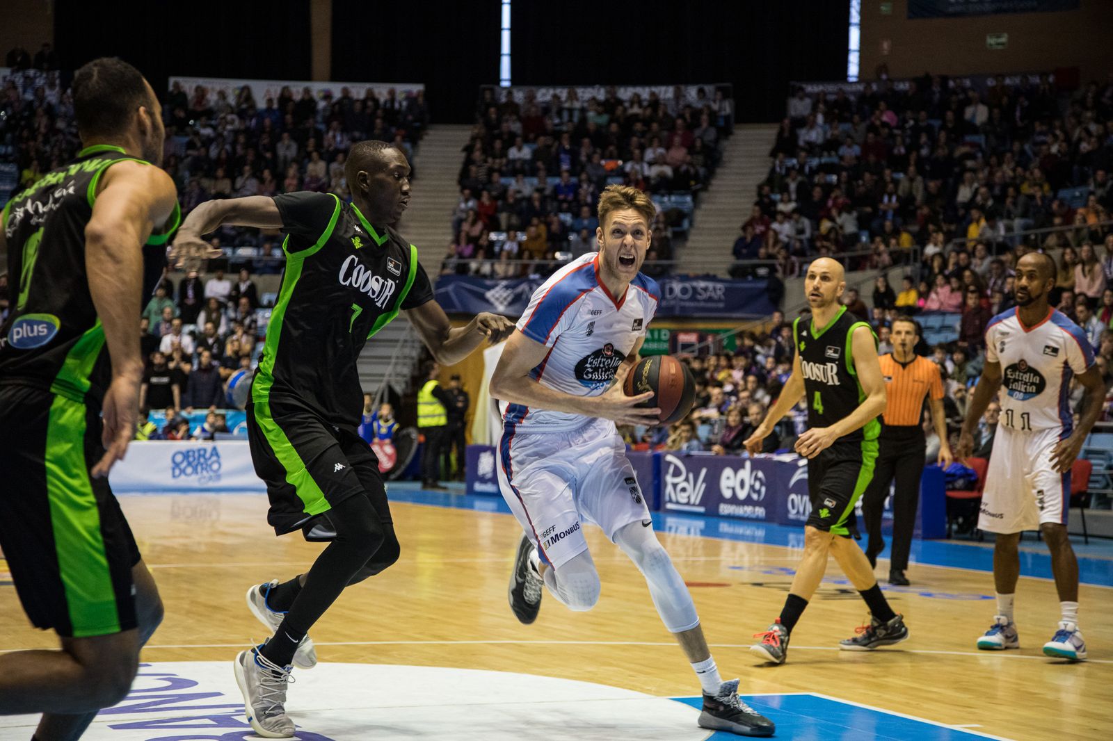 Spires penetra ante el bético Niang.