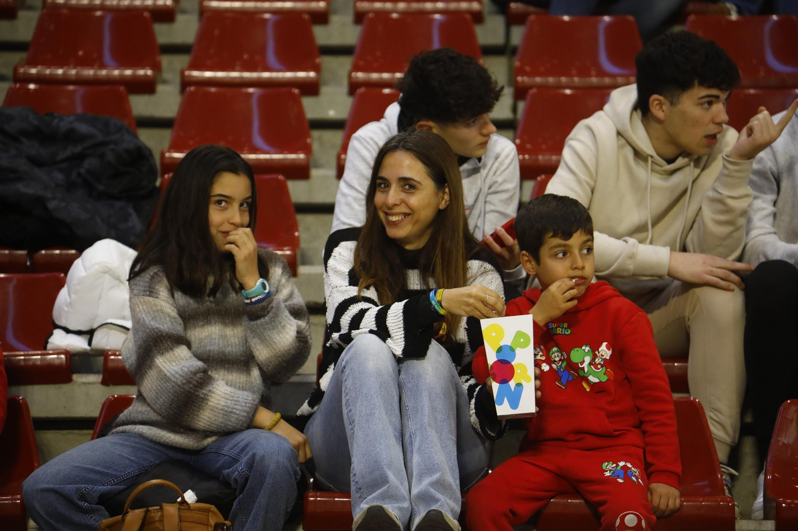 Las mejores fotos del ambiente en Vista Alegre para el Coto Córdoba - UDEA Algeciras
