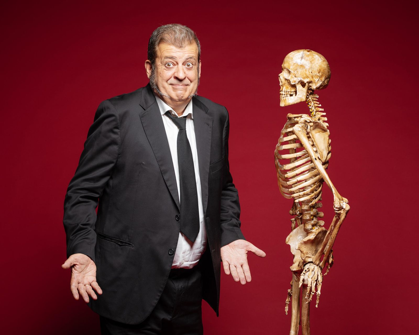 El onubense Julio Fraga frente a un esqueleto.