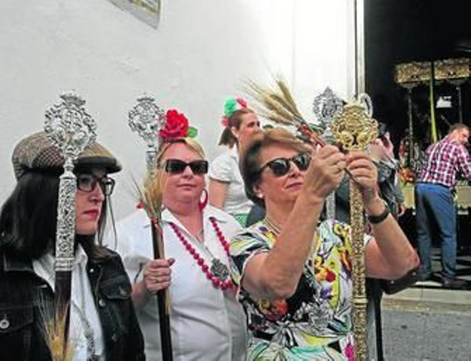 La imagen de San Isidro, instantes después de su salida en romería con la torre de la parroquia barreña al fondo, ayer por la mañana.