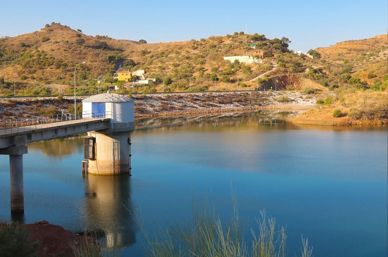 Estación de tratamiento de agua potable (ETAP) Pilones, junto al embalse de El Tomillar.