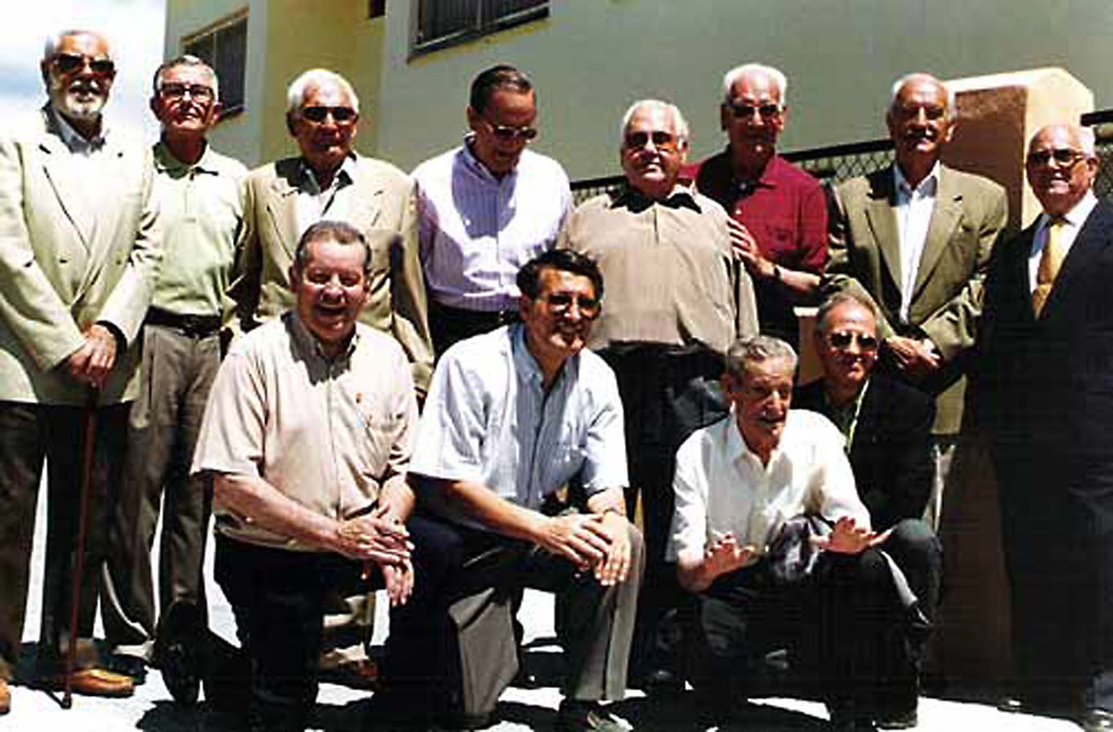 Tomás Quiles, de pie en el centro, el día del reencuentro de los profesores del Instituto Laboral, en el año 1999.