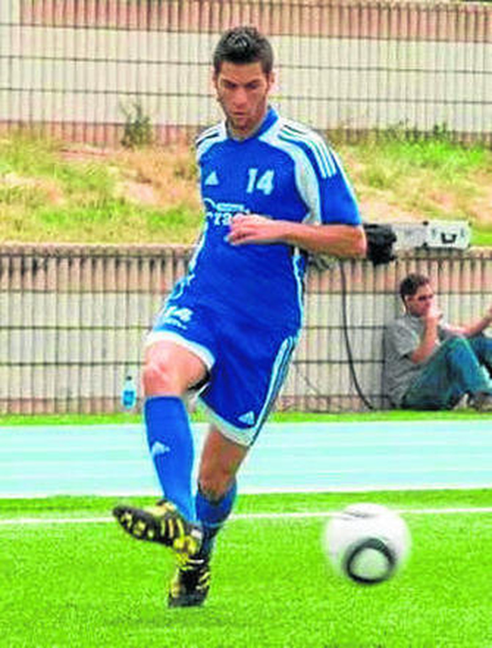Iván golpea el balón en Cracks.
