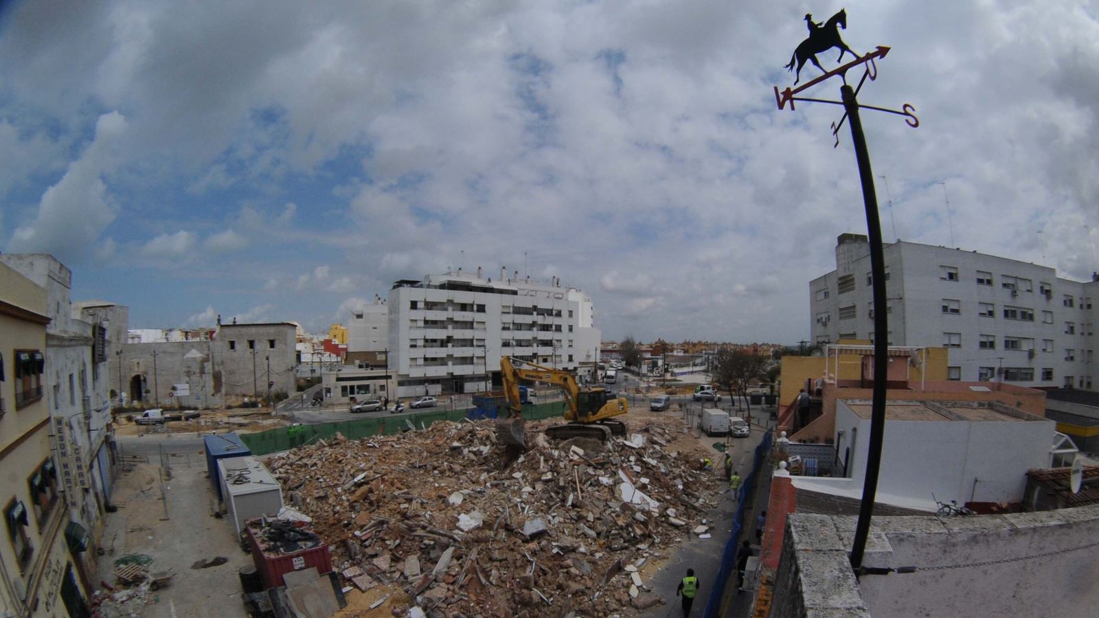 Derribo de viviendas y negocios expropiados por el proyecto del tranvía en la zona de Montañeses de la Isla. En el año 2010.