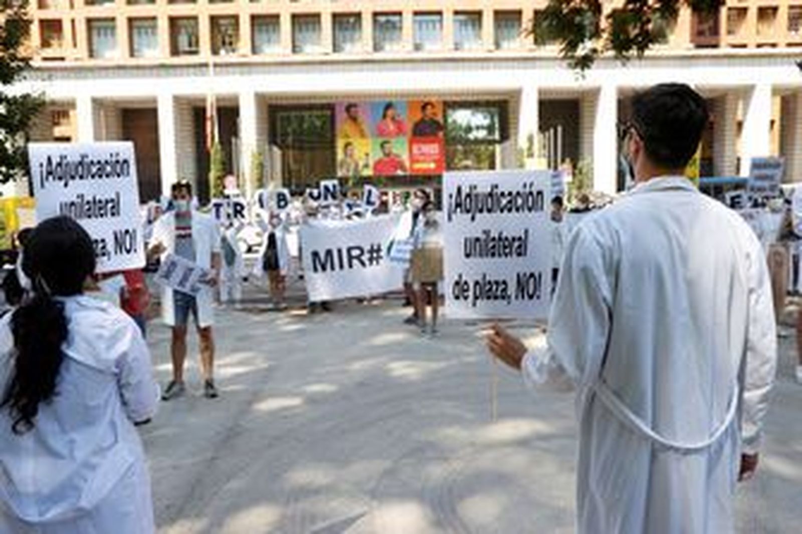 Protesta en Madrid contra la elección telemática de las plazas sanitarias.