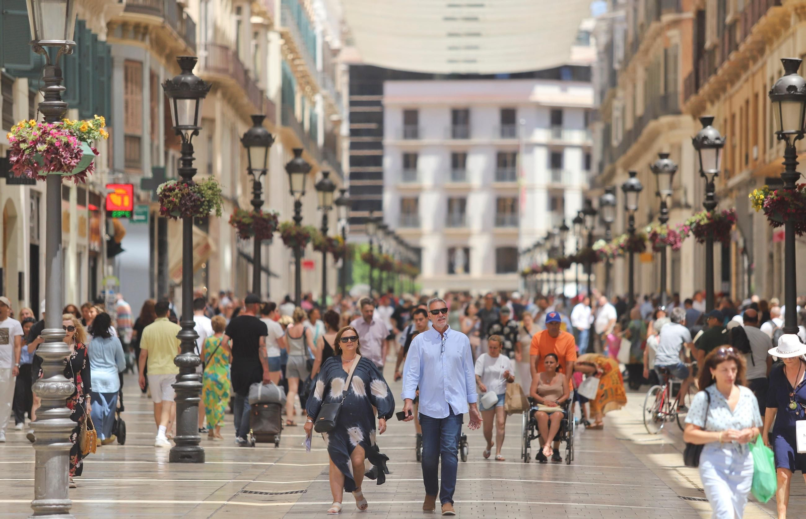 Calle Larios llena de gente paseando por esta vía principal de Málaga.