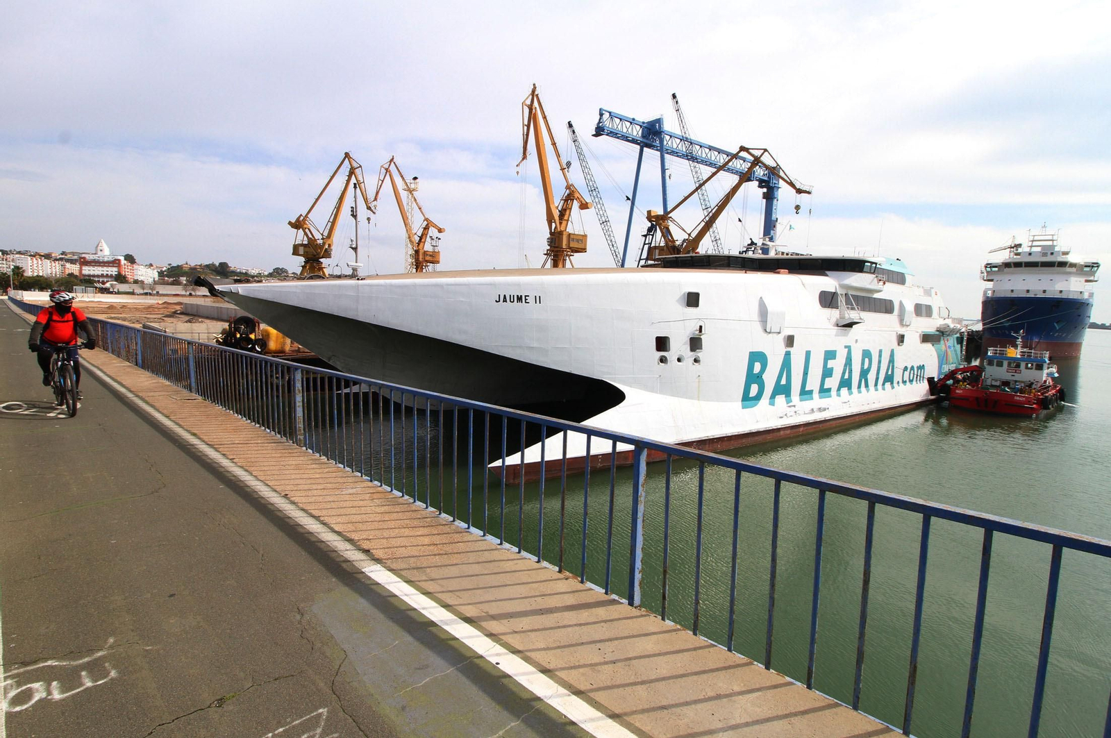 Un barco de Balearia en los Astilleros de Huelva.