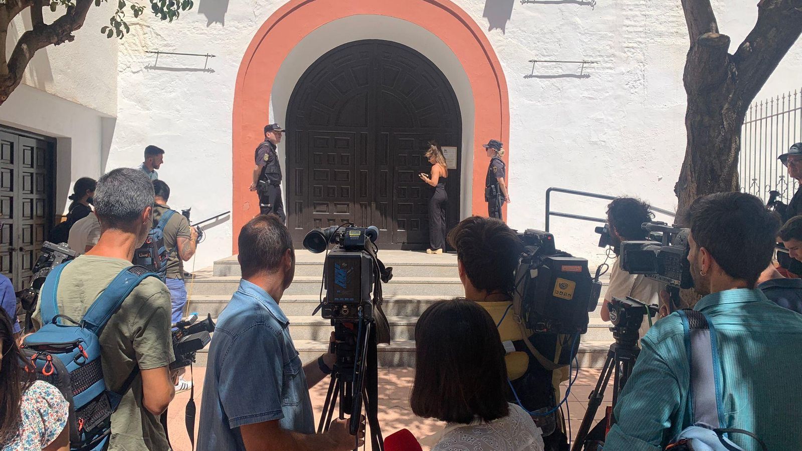 Imagen de la expectación mediatica a las puertas de la iglesia en la que se ha declarado en huelga de hambre la madre de Luis Rubiales