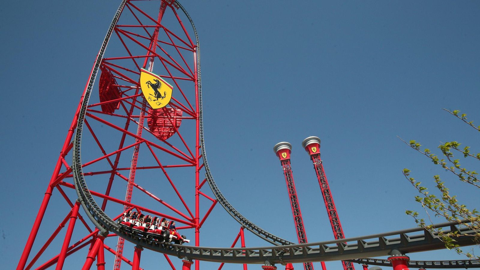 En las atracciones se pueden alcanzar los 280 km/h. En las atracciones se pueden alcanzar los 280 km/h.