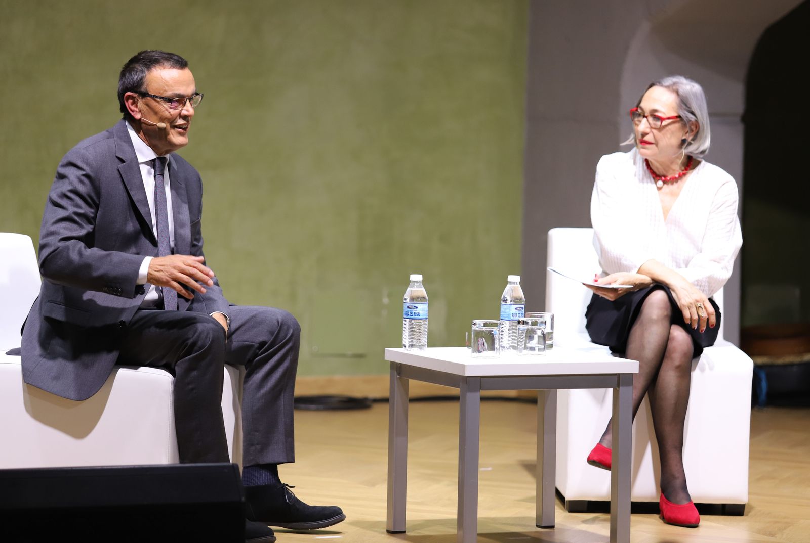 El presidente de la Diputación, Ignacio Caraballo, durante su diálogo en el escenario con la actriz Luisa Gavasa, ayer como presentadora del acto.