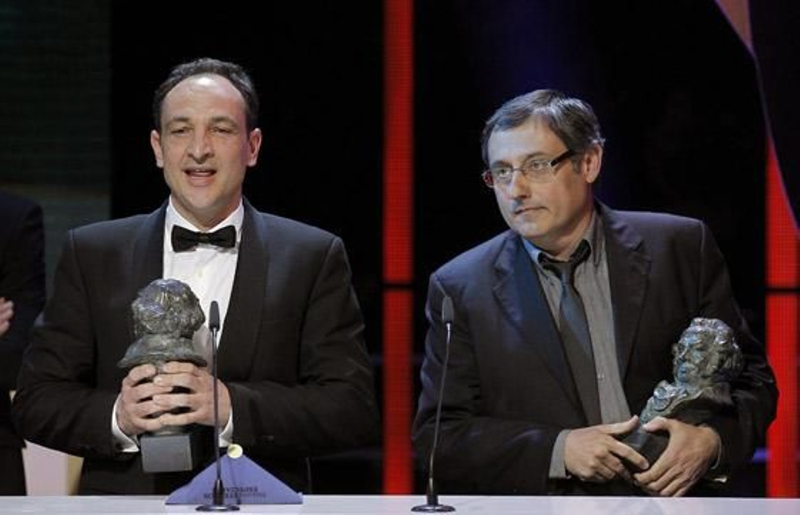 Félix Berges (d) y Pau Costa reciben el Goya a los mejores efectos especiales, por su trabajo en 'Lo Imposible'. / EFE