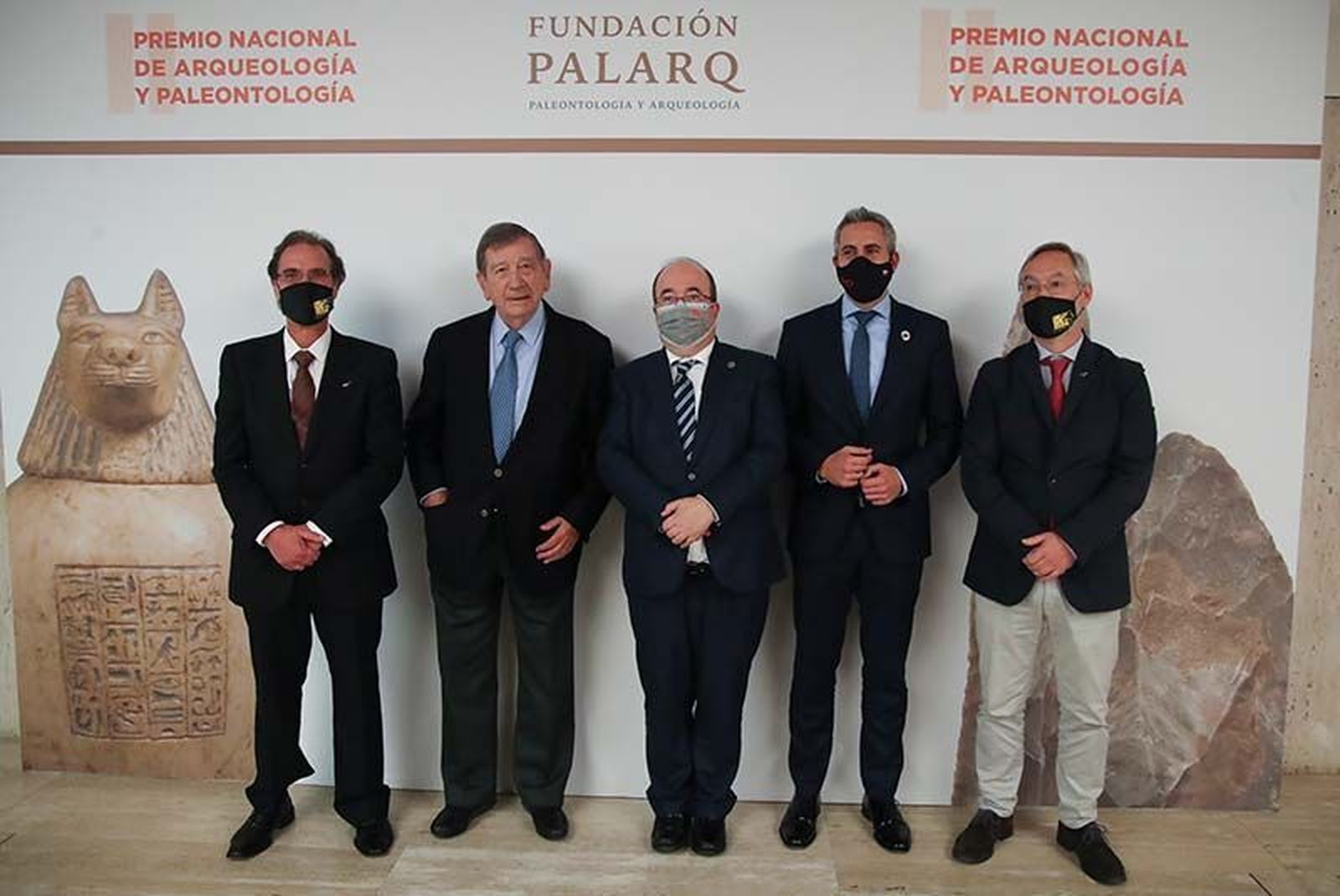 De izquierda a derecha: el profesor del Instituto Internacional de Investigaciones Prehistóricas de Cantabria Pablo Arias; el presidente de la Fundación Palarq, Antonio Gallardo Ballart; el ministro de Cultura y Deporte, Miquel Iceta; el vicepresidente de Cantabria, Pablo Zuloaga, y el profesor Roberto Ontañón