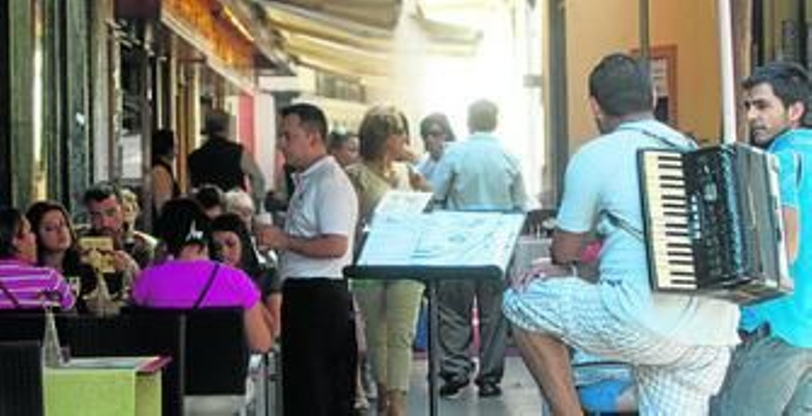 Usuarios de veladores, camareros y peatones en la esquina de la calle Álvarez Quintero con Argote de Molina el pasado fin de semana.