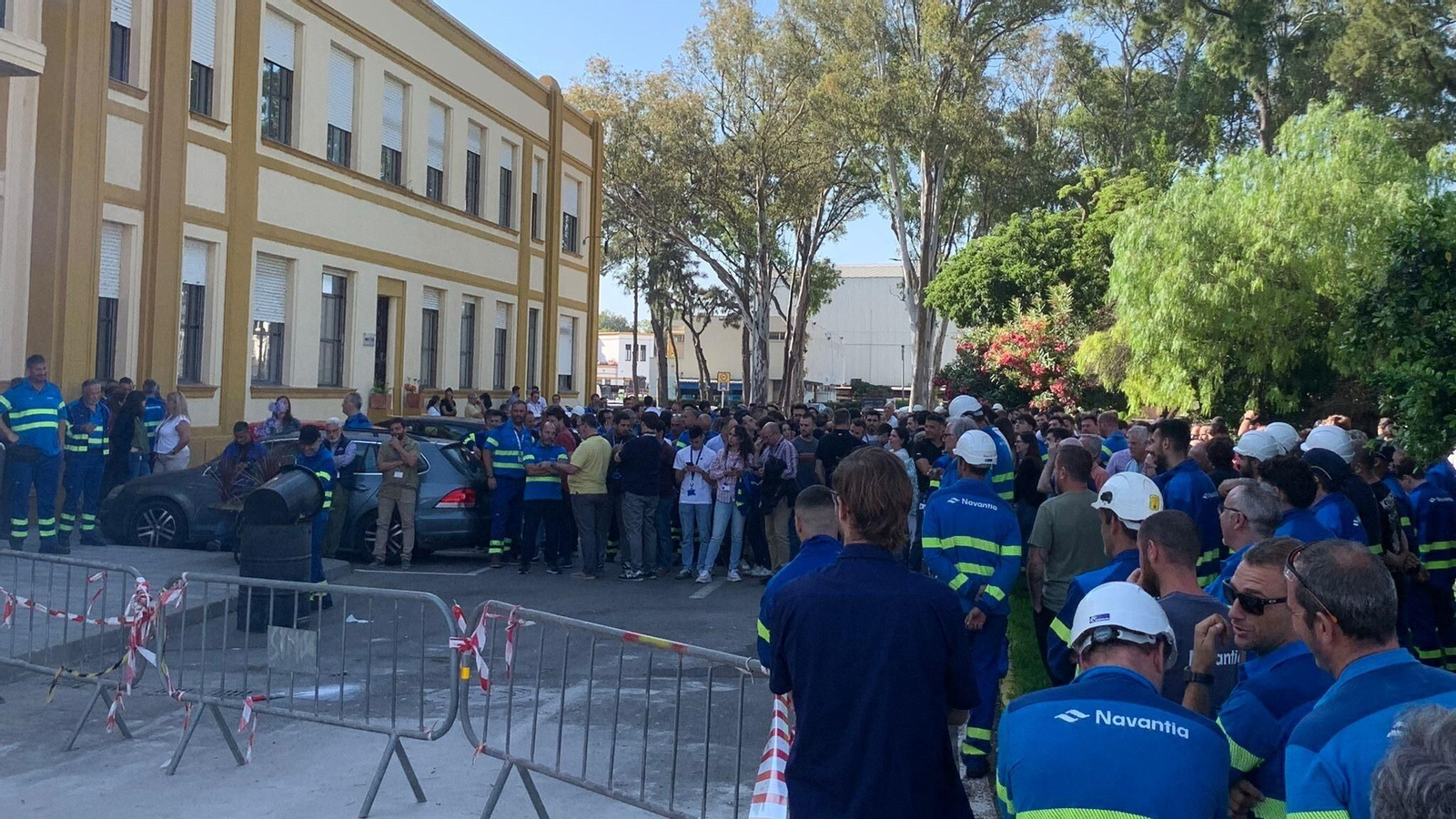 Trabajadores de Navantia concentrados a las puertas del edificio de dirección en la factoría de San Fernando.