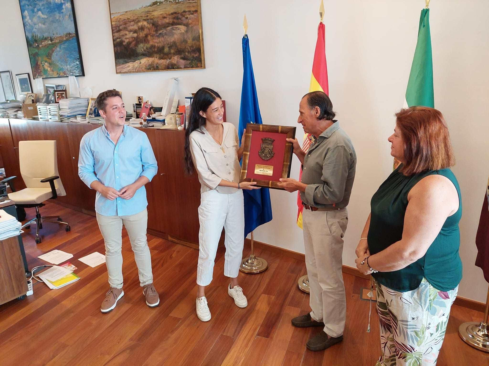 Recepción a María Lo por parte del alcalde de Chiclana.