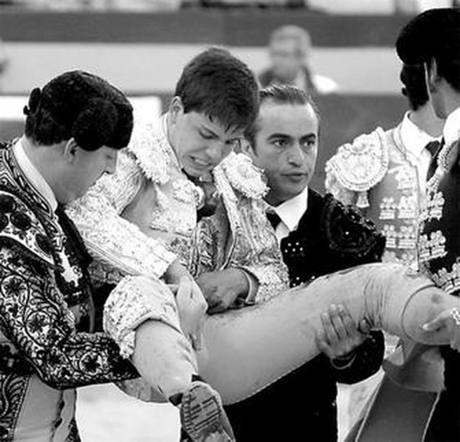 José Arévalo, trasladado por los toreros a la enfermería tras la cogida.