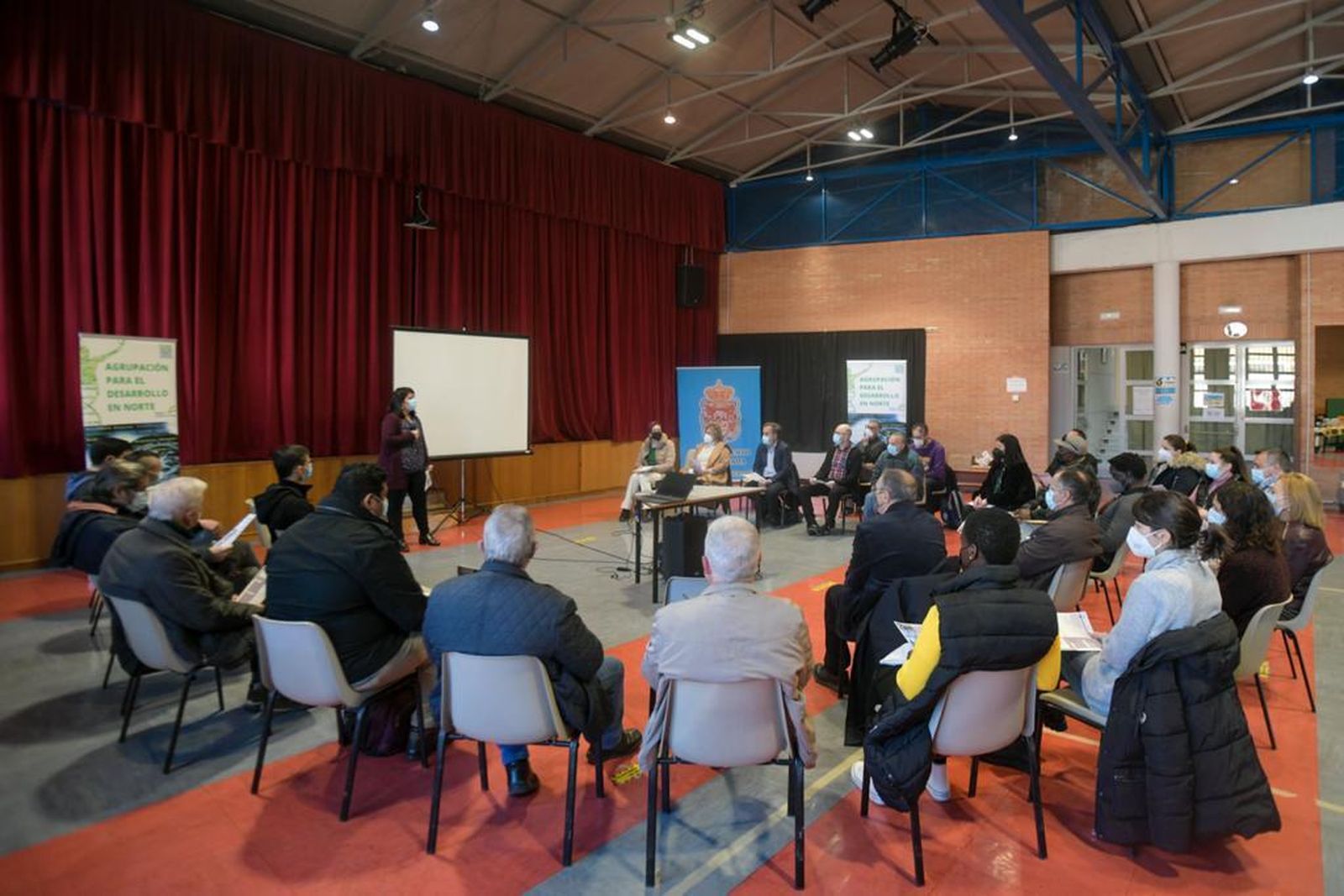 Momento del encuentro entre ciudadanía, administración, técnicos y medios de comunicación en el distrito Norte de Granada