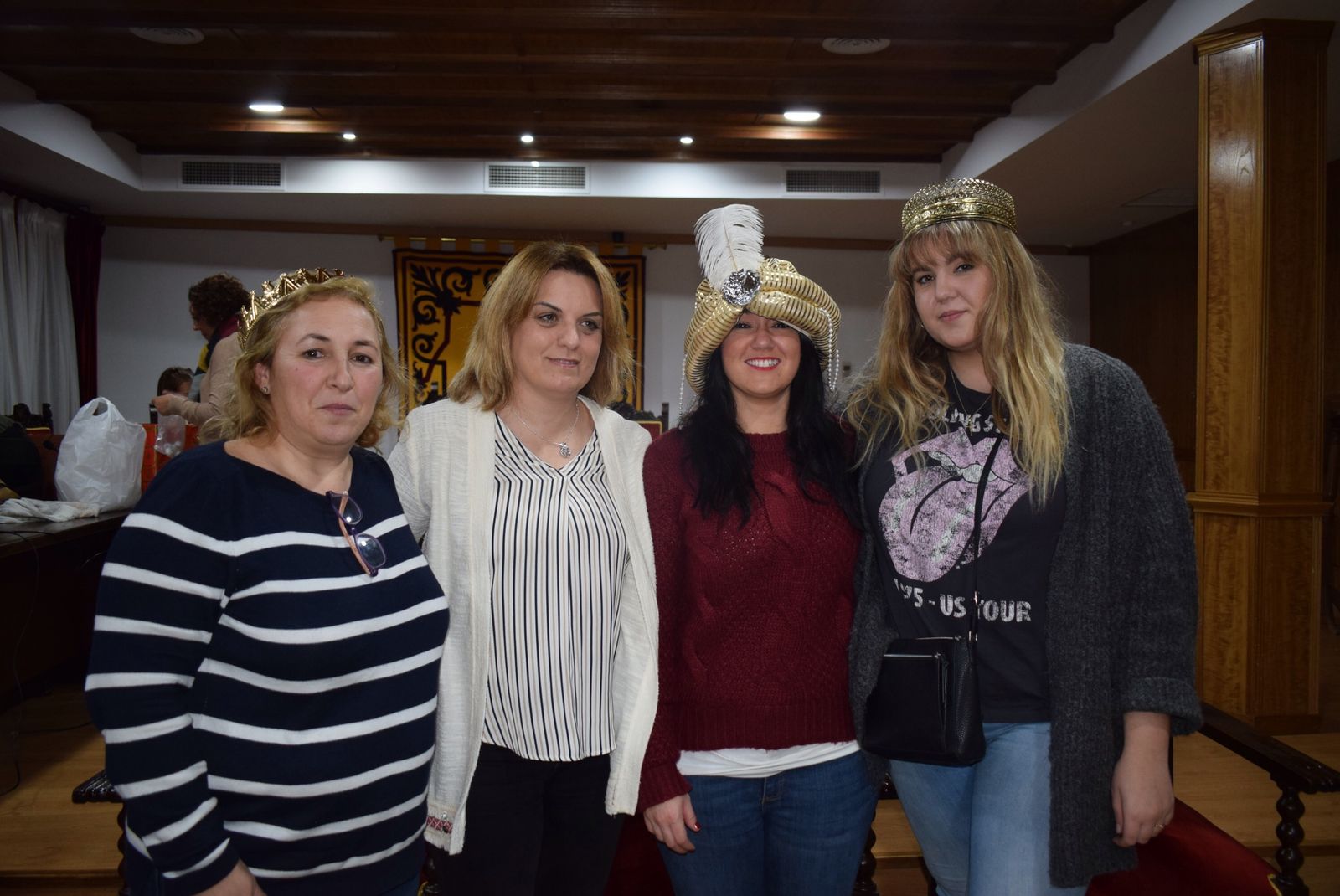 La edil Toñi Trujillo posa con María Cansino ( Melchor),  Isabel María García ( Gaspar) y Rocío Martínez (Baltasar).