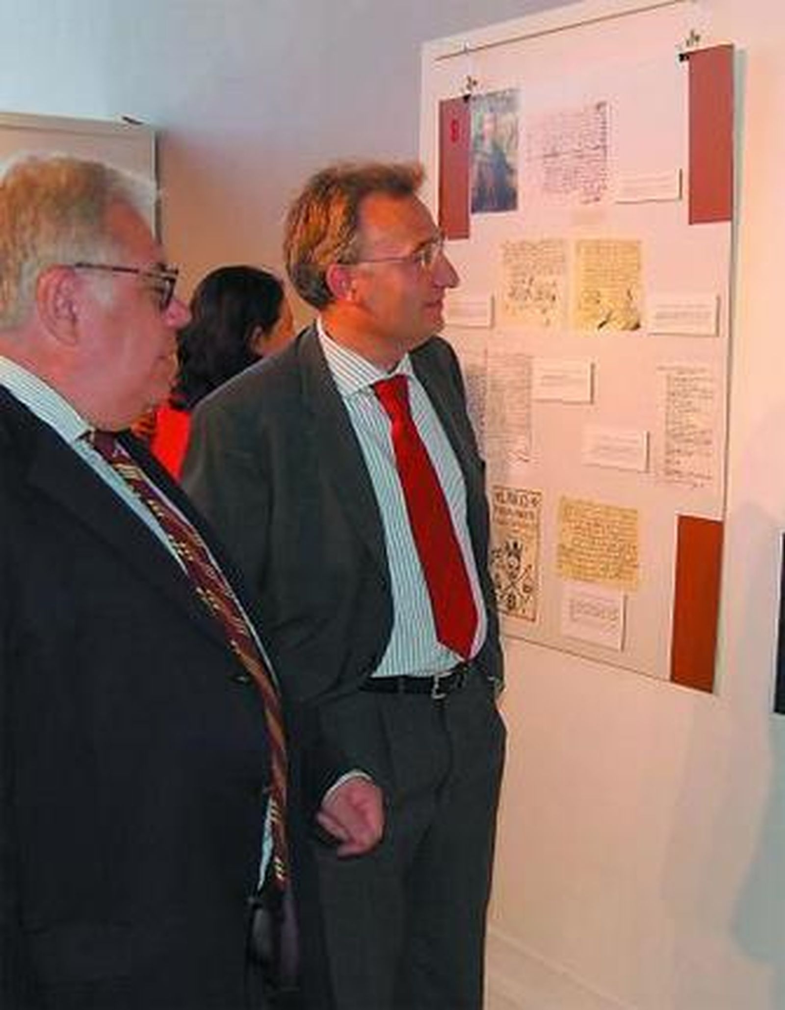 El alcalde y Borrallo, en la muestra sobre el fraile corteganés.