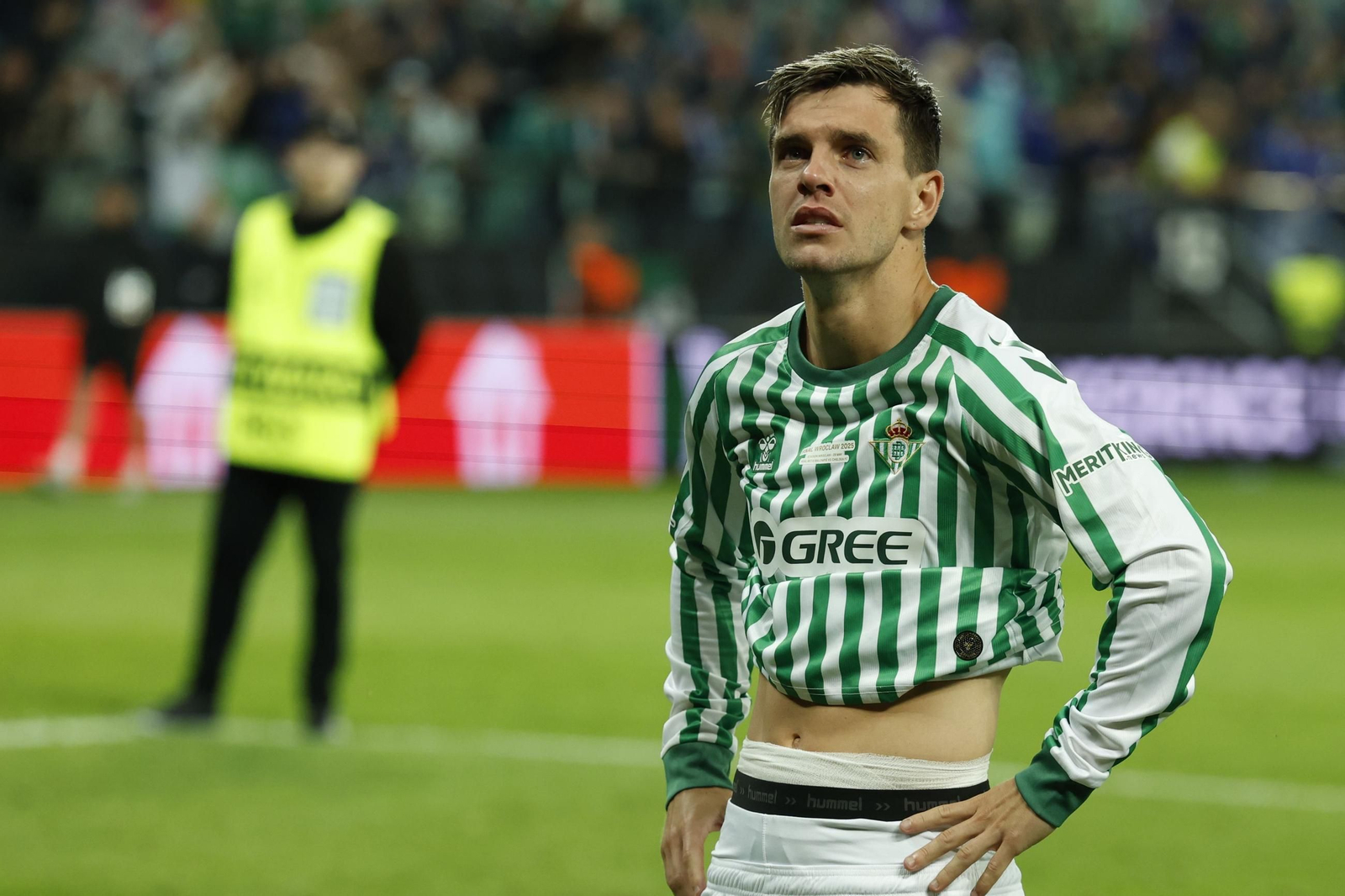 Lo Celso, con lágrimas en los ojos mientras mira a la afición verdiblanca en la final de la Conference League perdida ante el Chelsea.