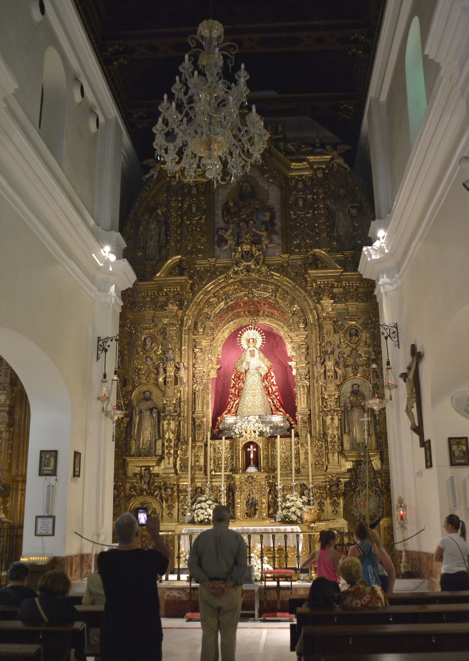 La Esperanza de Triana en su camarín.